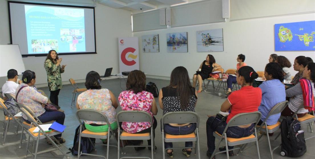 Representantes de iniciativa PARAGUA (ADES, Alianza por la Solidaridad, Amigos de la Tierra, APADEIM, Cuculmeca, ECODES, Fundación LIDER, ONGAWA, ECODES y Xochilt Acalt) y AECID en la presentación de la Escuela de Lideresas