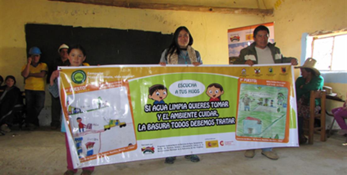 Los colegiales y formadores de Frías sostienen cartel de sensibilización