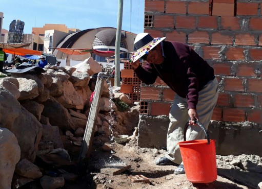 Habitante de Orinoca cogiendo agua