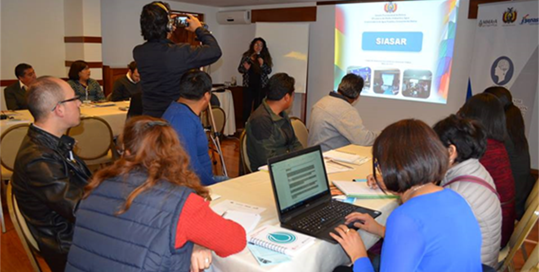 Mujeres participando en el taller