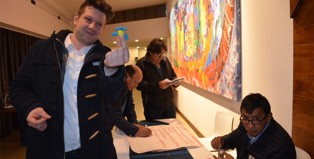 persona sujetando un grifo de plastilina