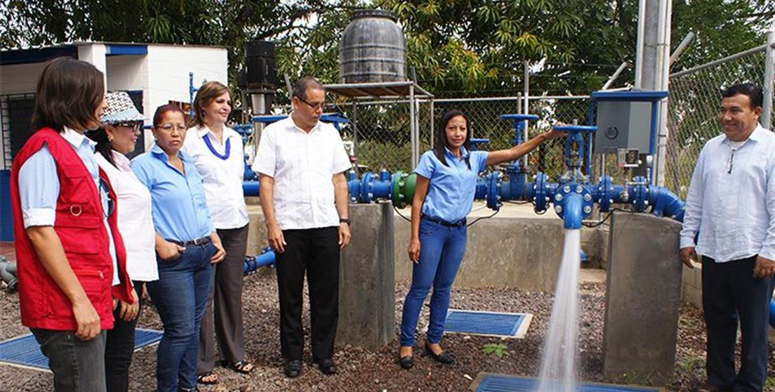 Momento de la inauguración en Mercedes Umaña