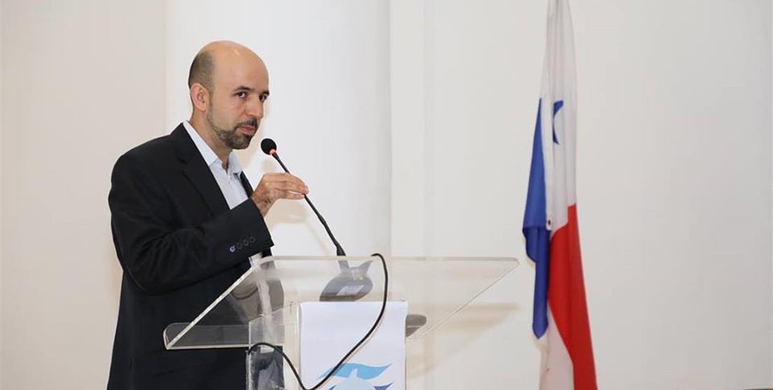 Roberto Arranz en su ponencia sobre agua y género