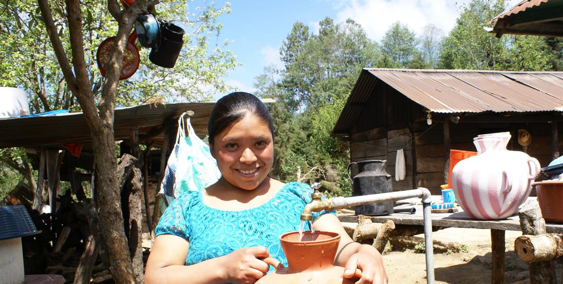 mujer sostiene cántaro
