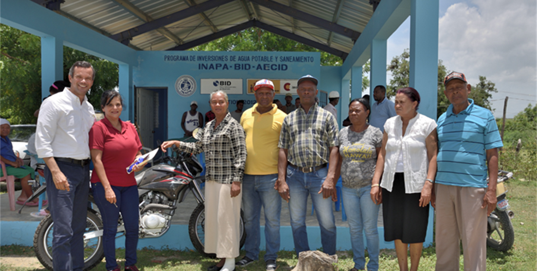 Representantes del BID ante una de las obras del programa