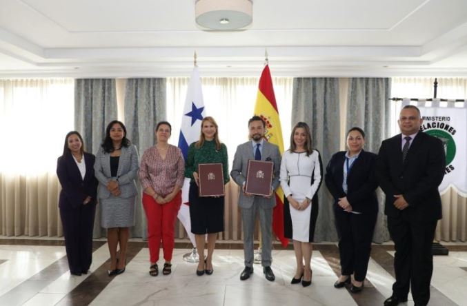 La viceministra de Asuntos Multilaterales y Cooperación de Panamá, Yill Otero, y el embajador ...