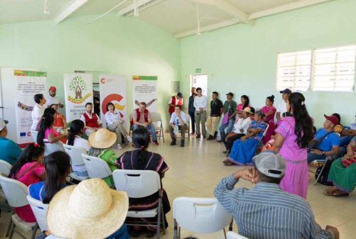 Encuentro de beneficiarios del Programa Piloto de Acceso Universal a la Energía. Escuela de Cerro Ceniza.
