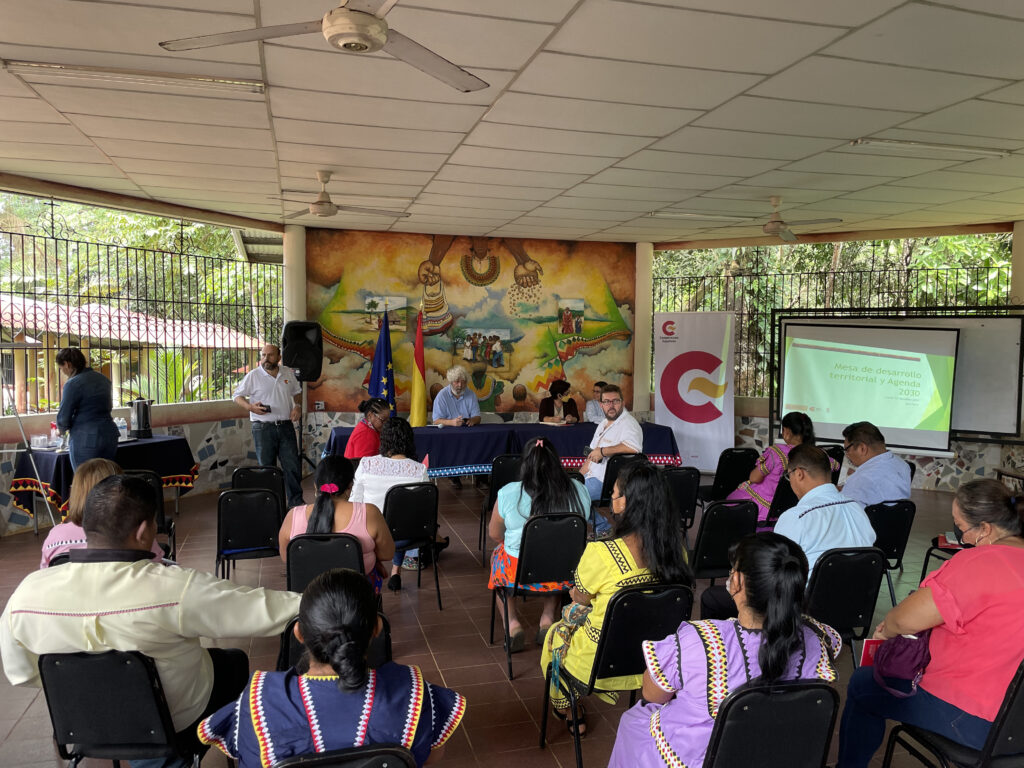 La Cooperación Española en Panamá reúne en San Félix a actores públicos, privados y de la sociedad civil para articular respuestas coordinadas ante los retos de la Comarca Ngäbe-Buglé