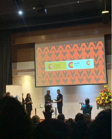 El homenajeado Gerardo Maloney recibiendo su placa honorífica