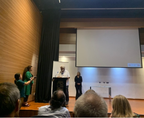El Coordinador General de la CE, José Antonio González Mancebo, recibiendo los galardones españoles
